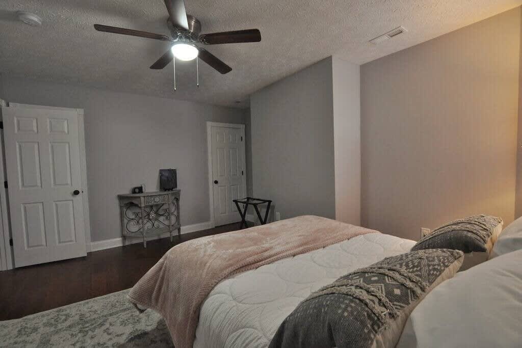 The Franklinton Farmhouse- 4 Bedrooms - Picture 18