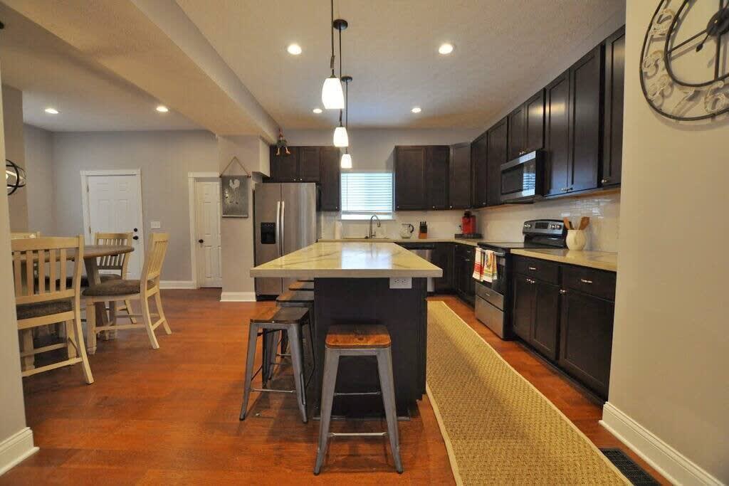 The Franklinton Farmhouse- 4 Bedrooms - Picture 15
