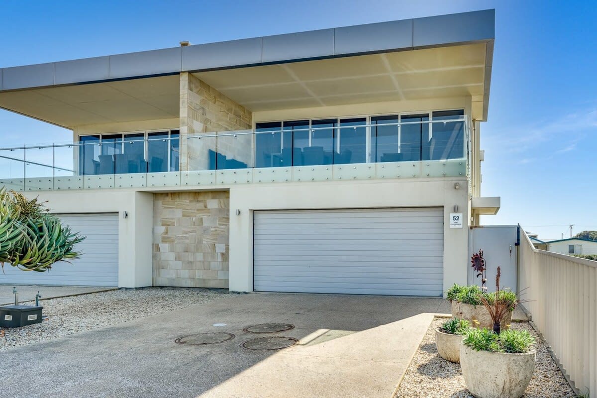52 Esplanade - Luxury - Seafront - Wi-Fi — Middleton, South Australia — vacation rental