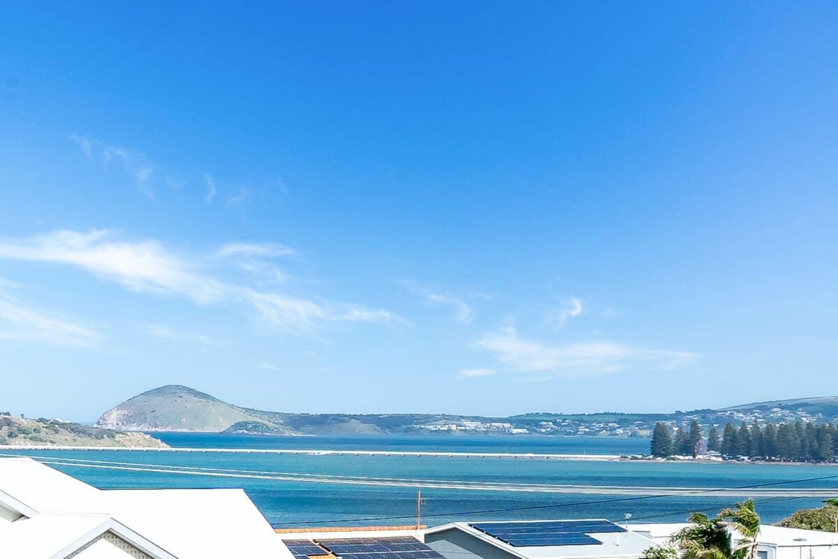 13A Elliot Ave - SeaViews - Walk to Beach - Bikeway - Wi-Fi — Hayborough, SA — vacation rental