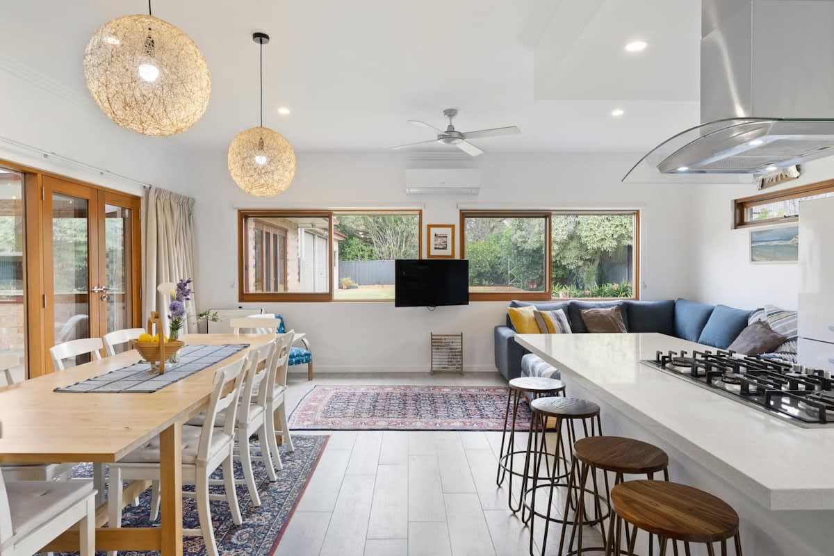 Relaxing Holiday House on Pine - Short walk to beach - Pets Welcome - Ducted Heating/Cooling — Victor Harbor, SA — vacation rental