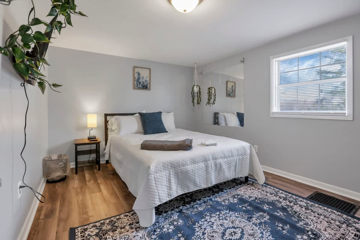 Housepitality - West Side Lodge - 6 BR 2 BA MA
