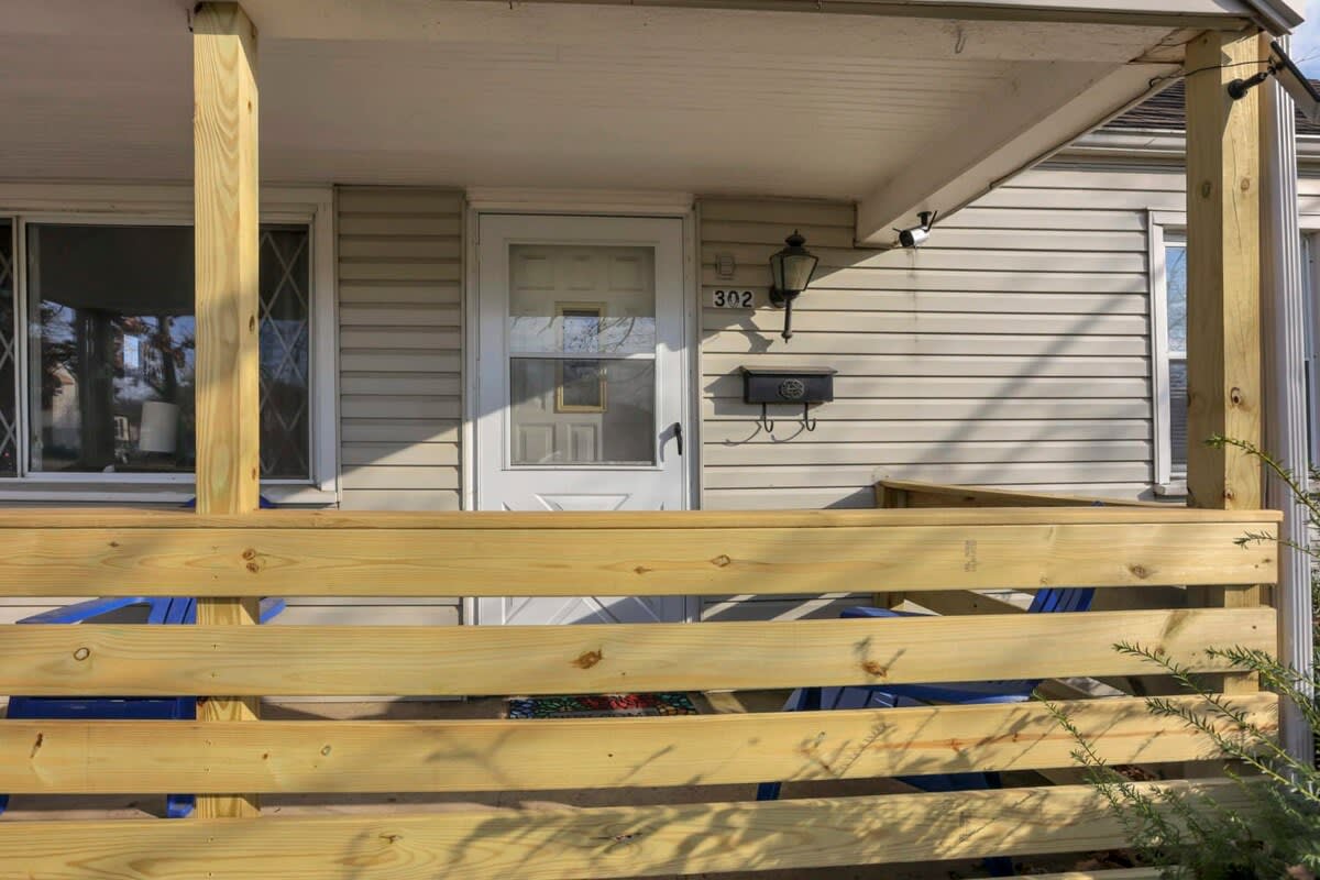Housepitality - West Side Lodge - 6 BR 2 BA MA