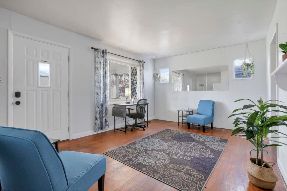 Housepitality - West Side Lodge - 6 BR 2 BA MA
