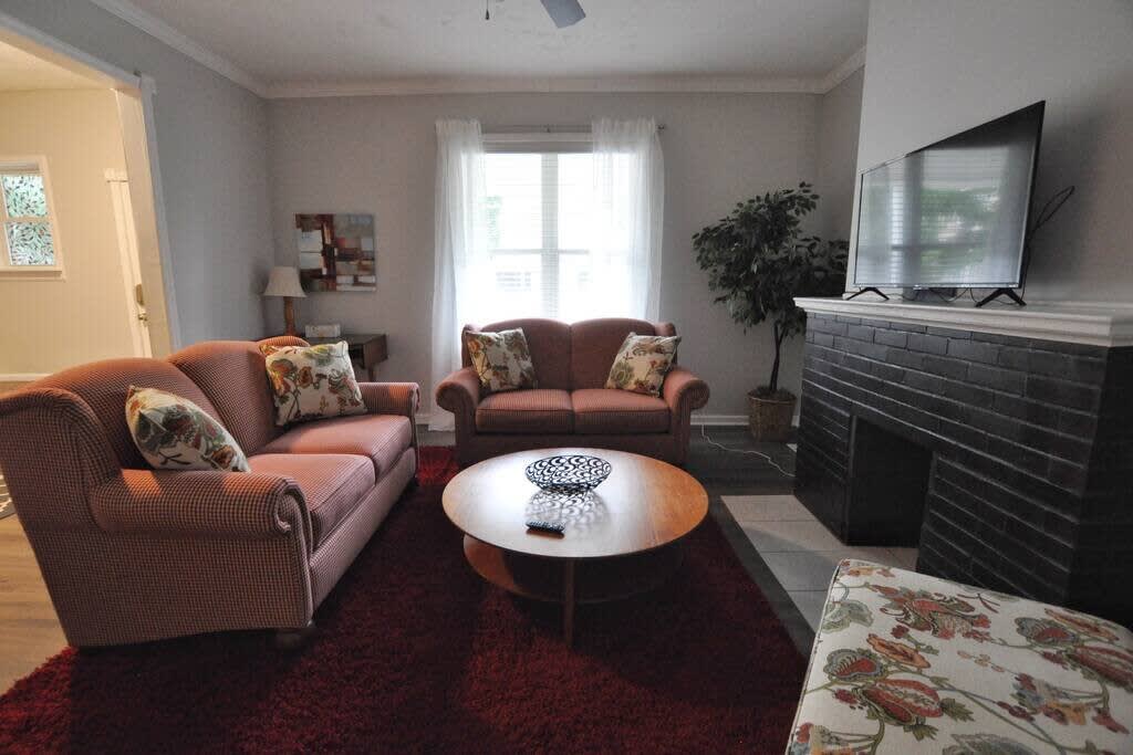 Housepitality - Franklinton Manor - Spacious