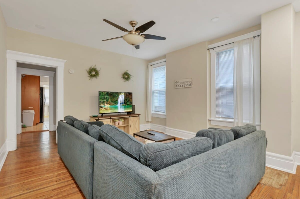 Townhouse w/Private Yard - Near Arena District &
