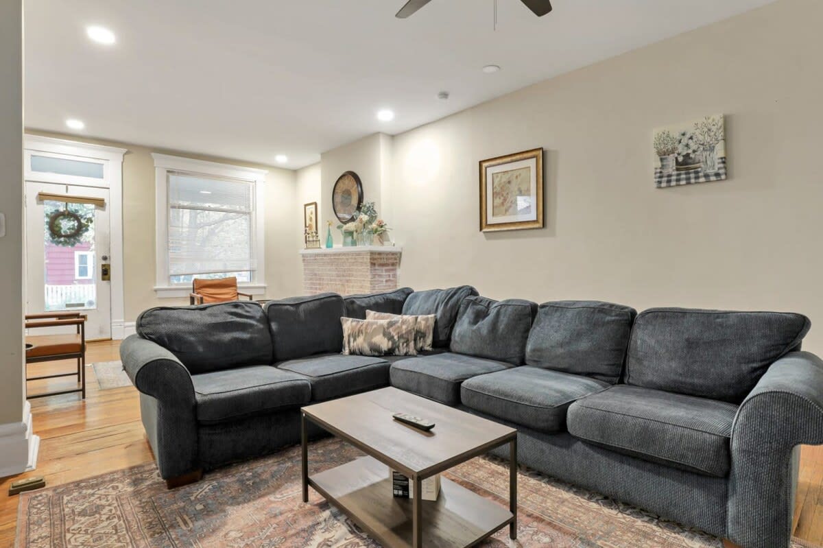 Harrison West Brick| 5 BR w/ extra beds