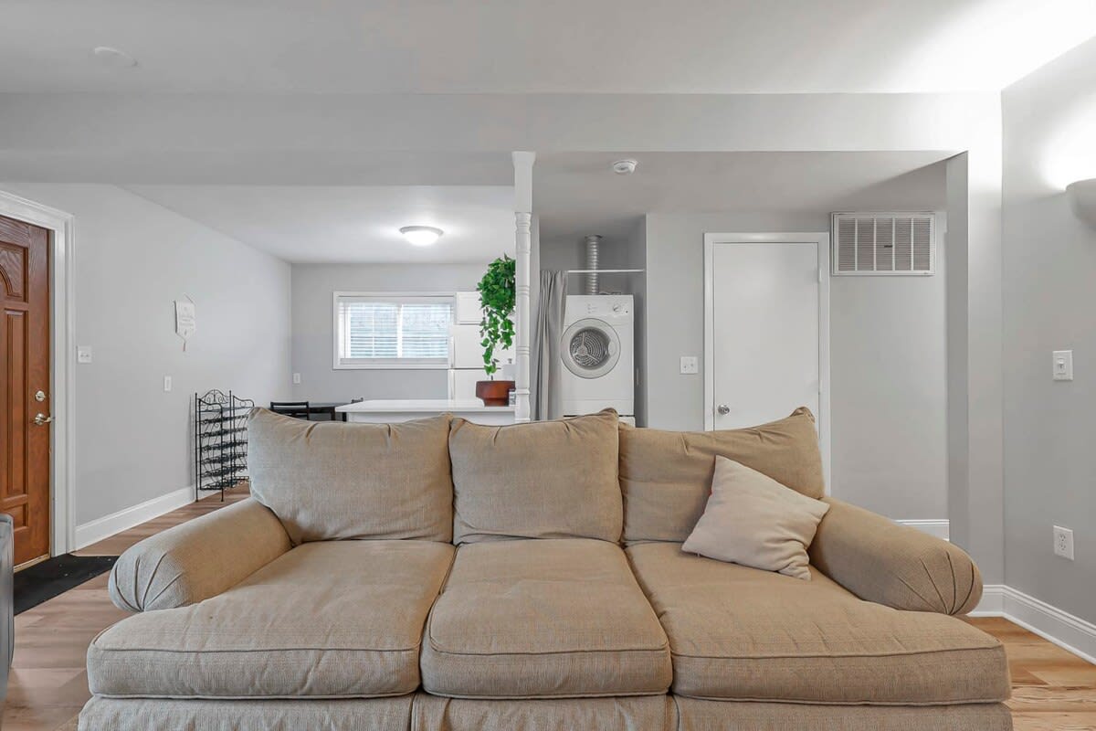 Spacious Retreat - 3 BR + Parking- German Village - Picture 8