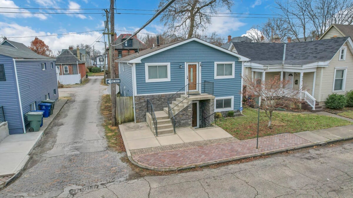 Spacious Retreat - 3 BR + Parking- German Village - Picture 35