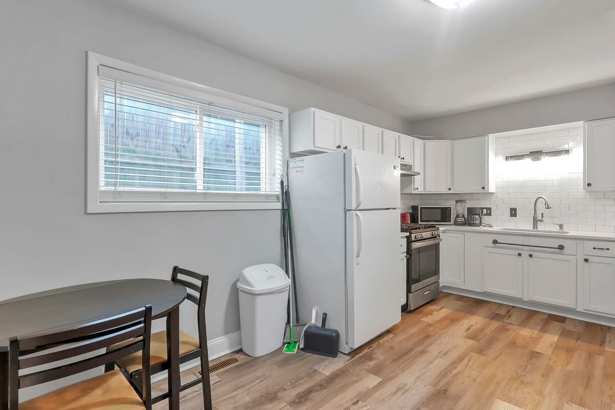 Spacious Retreat - 3 BR + Parking- German Village - Picture 16