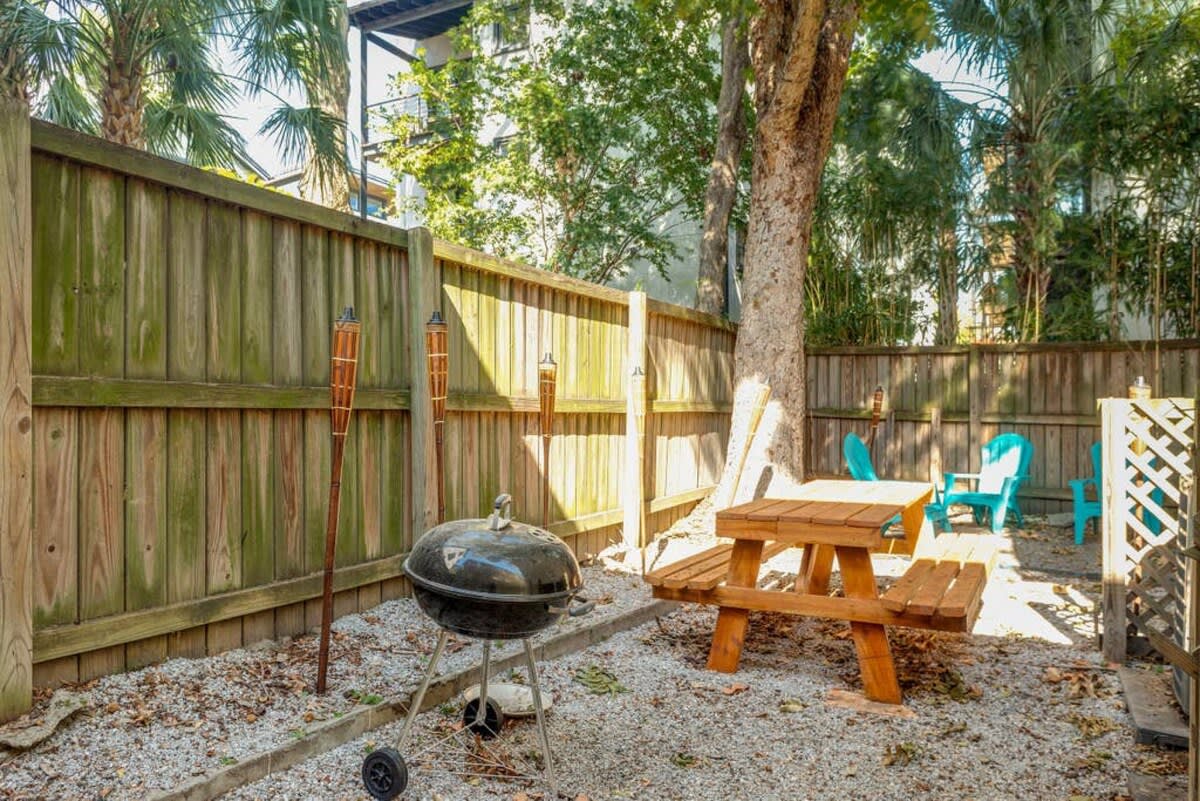 Back patio area with tiki torches!