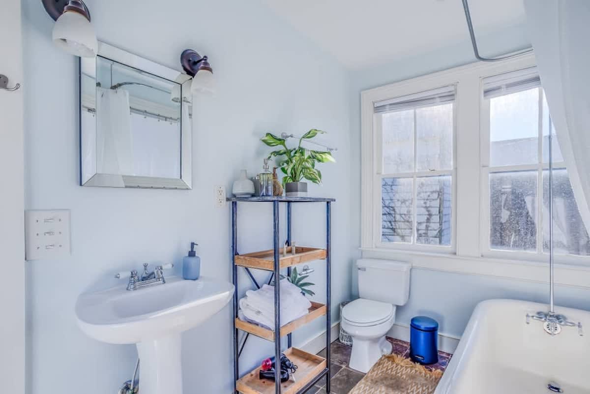 Bright, Airy En-suite Bathroom