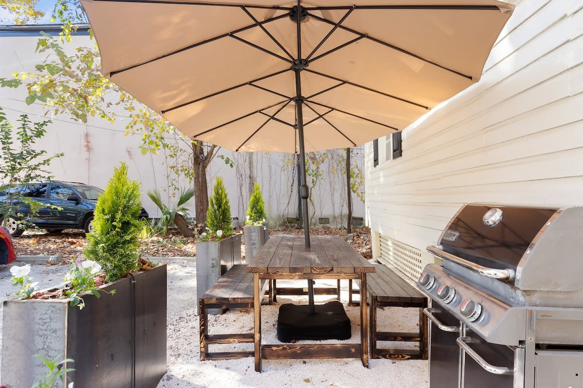 Wonderful outdoor area with picnic table and grill.