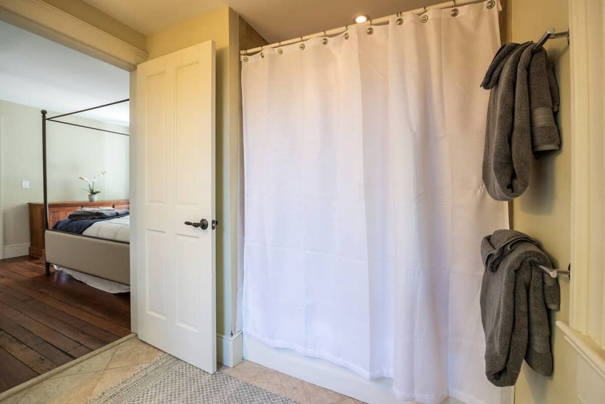 Mather en-suite bathroom with a shower/tub combo