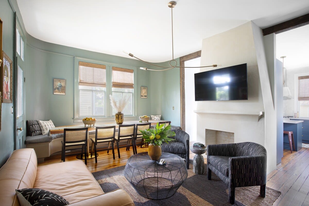 Plenty of seating space for your group between all 3 living room spaces :)