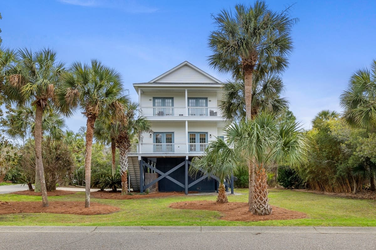 Welcome to your perfect Folly Beach getaway home! Beautiful Porches!
