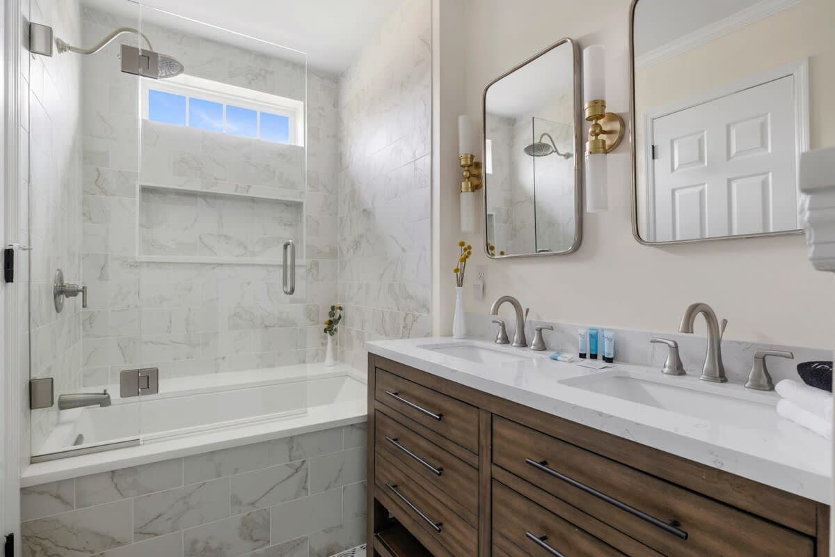 Bathroom #1 with tub/shower combo + double vanity (En-suite to bedroom #1)