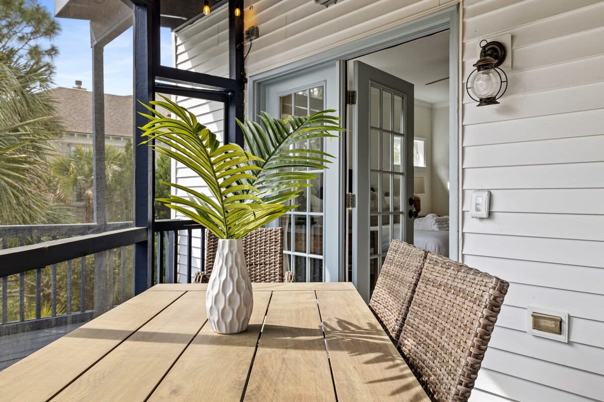 Outdoor dining space in the screened in porch