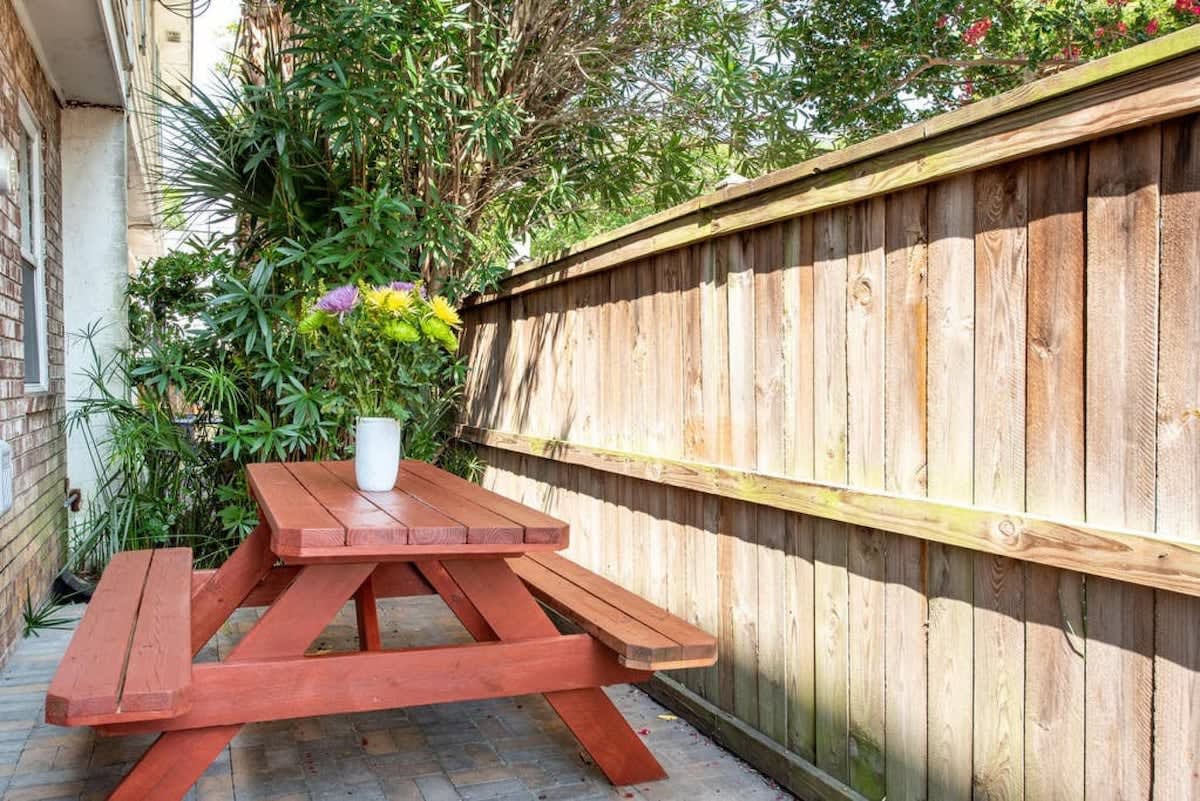 Nice slice of private outdoor area with seating for your group!