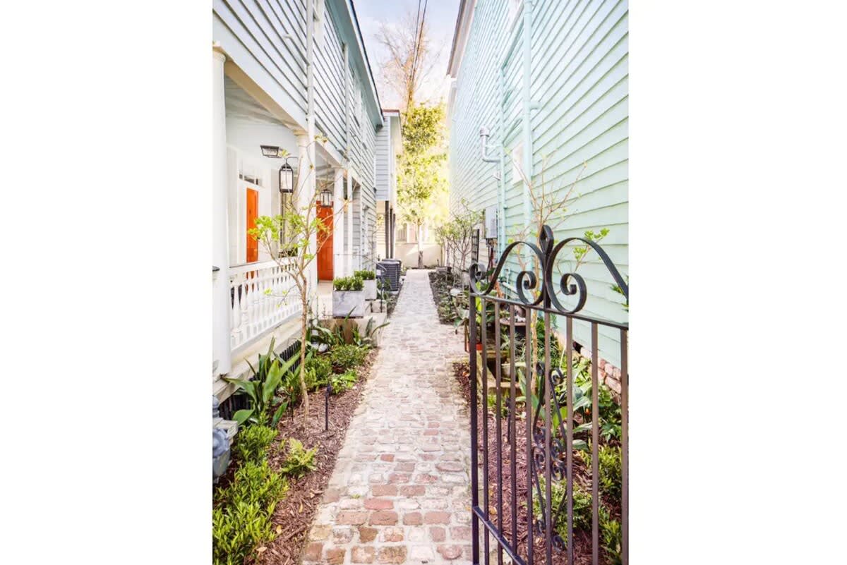 Gorgeous Courtyard, just 2 blocks from King