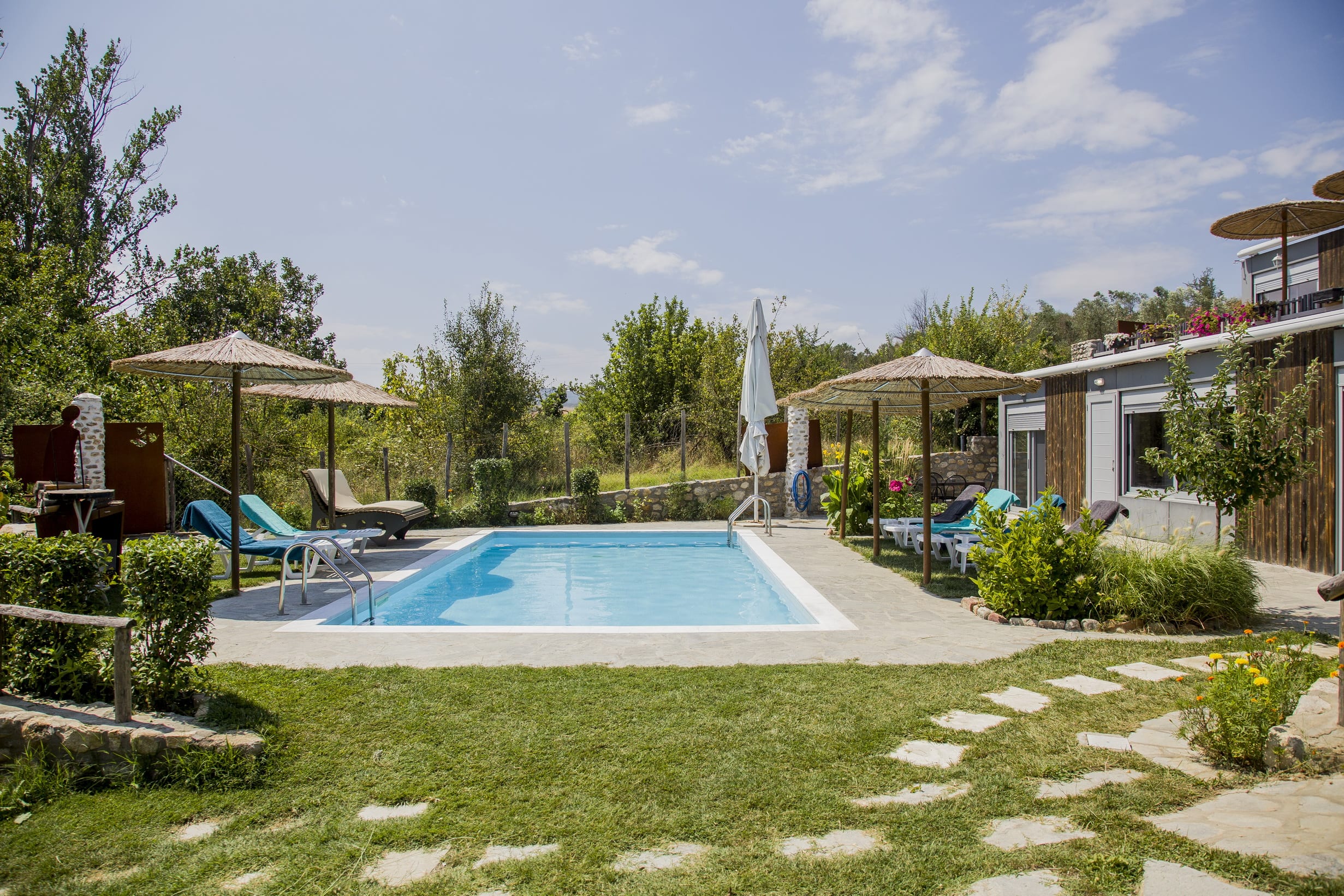 Roxani Aqua Bliss - Serene Garden Getaway — Efkarpia — vacation rental