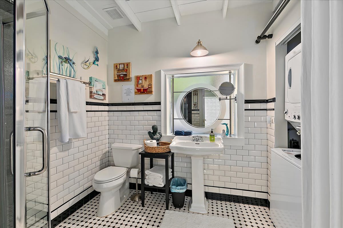 Quaint Historic Getaway|The Uptown Carriage House