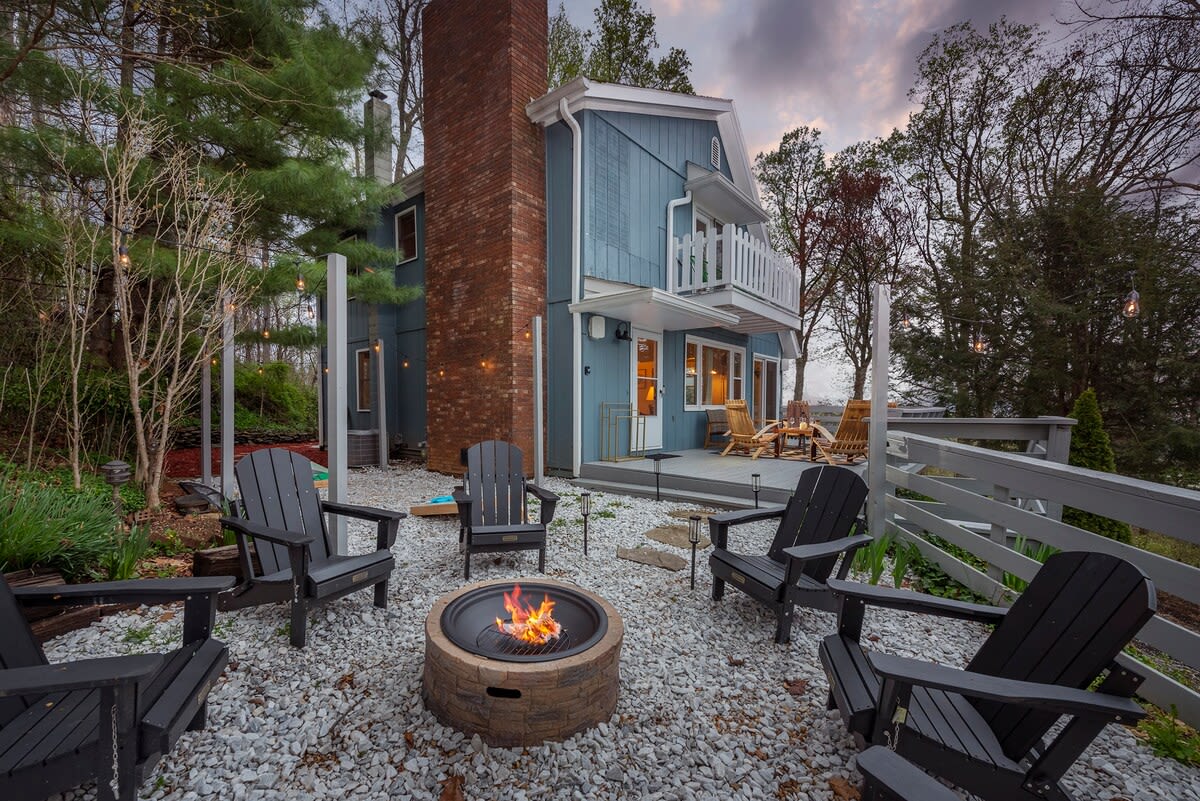 25 Min to Asheville ~ Game Room, Fire Pit, Hot Tub — Arden, NC — vacation rental