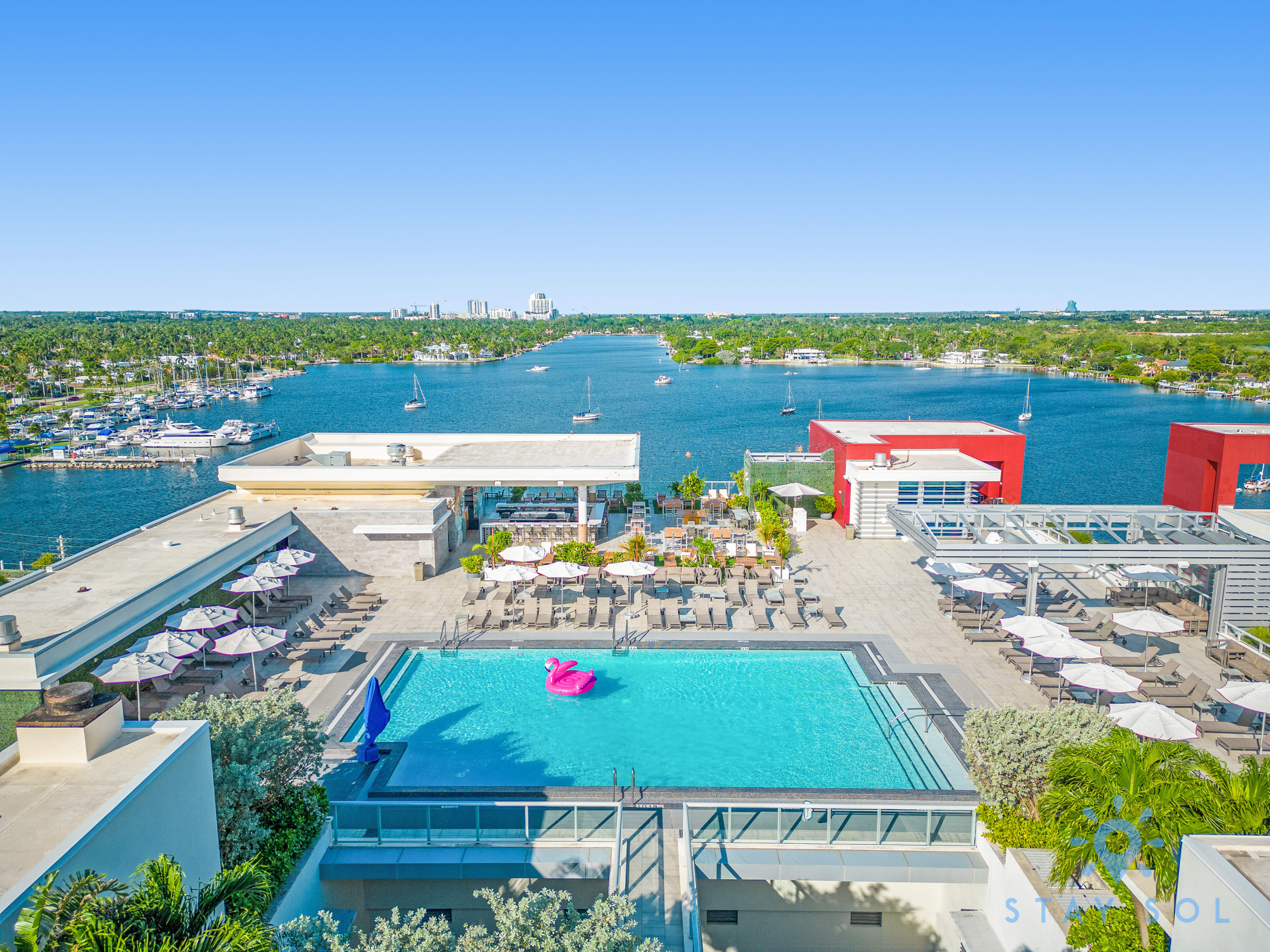 Apartment with rooftop infinity pool and gym