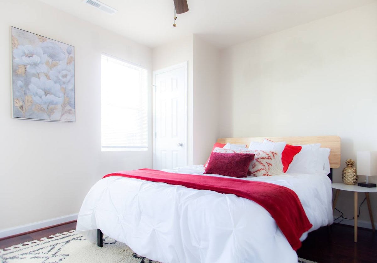 Lovely 2BR & Short Ride to Union Station