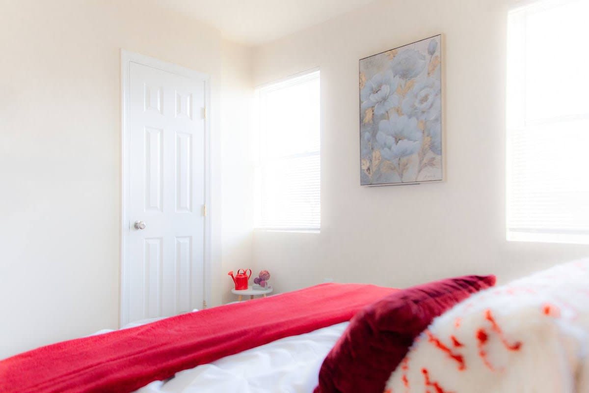 Lovely 2BR & Short Ride to Union Station