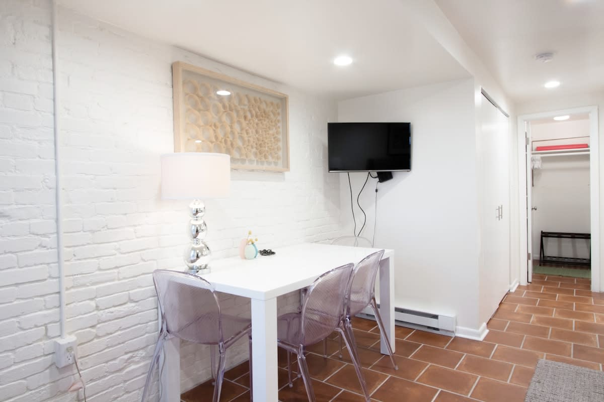 WELL-EQUIPPED STUDIO APT - WALK TO METRO SUBWAY!