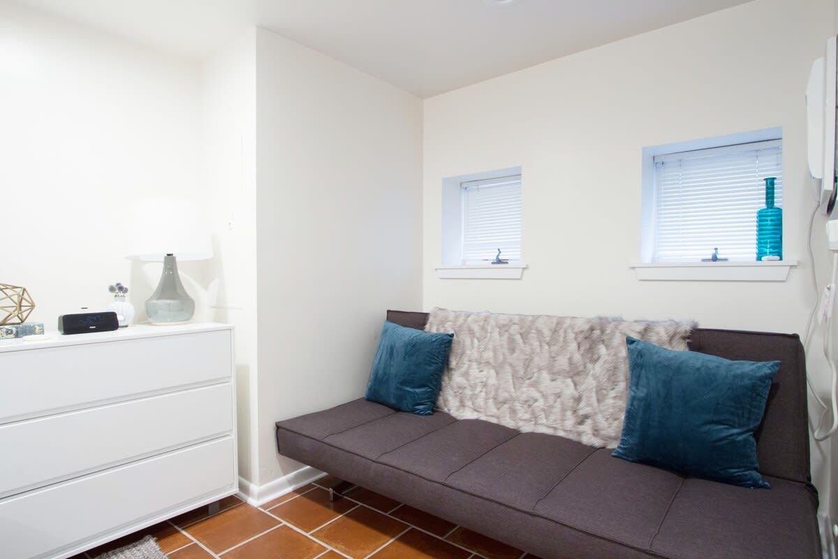 WELL-EQUIPPED STUDIO APT - WALK TO METRO SUBWAY!