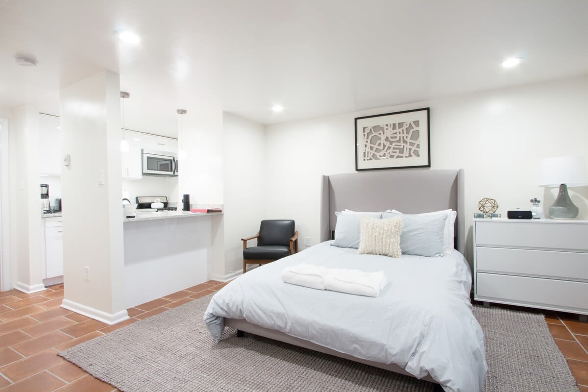WELL-EQUIPPED STUDIO APT - WALK TO METRO SUBWAY!