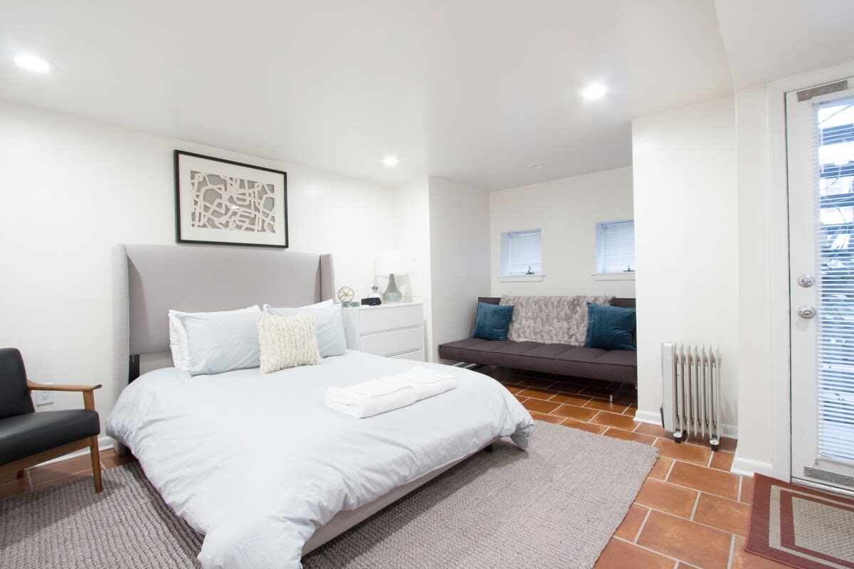 WELL-EQUIPPED STUDIO APT - WALK TO METRO SUBWAY!