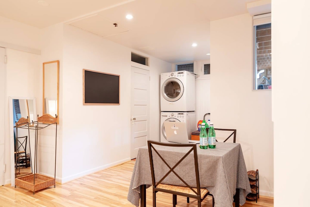 Huge Studio w/ Full Kitchen // W/D // Parking