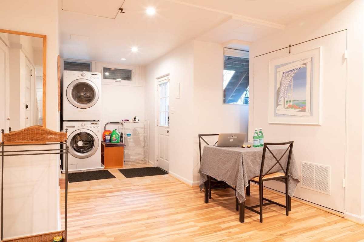 Huge Studio w/ Full Kitchen // W/D // Parking
