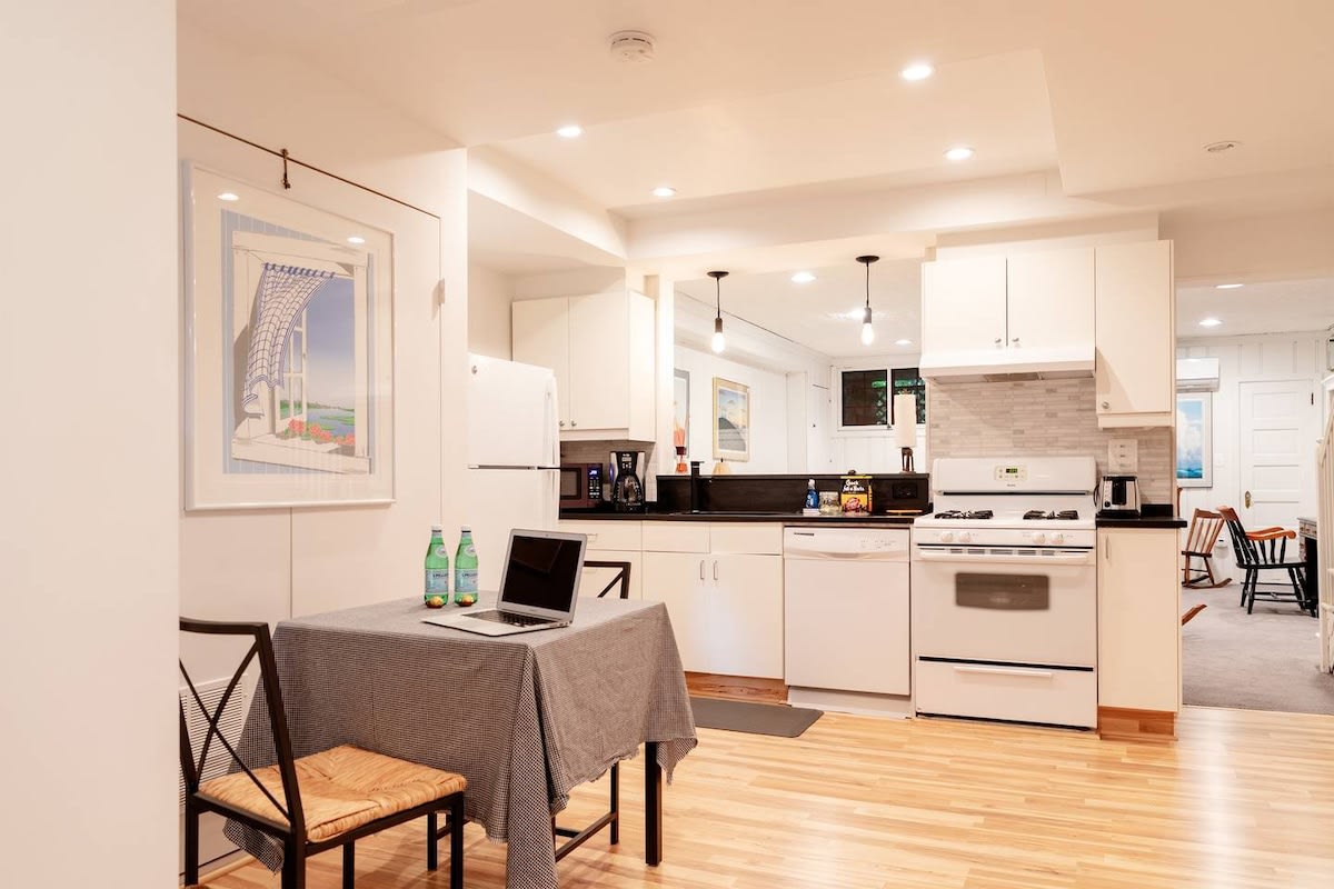 Huge Studio w/ Full Kitchen // W/D // Parking