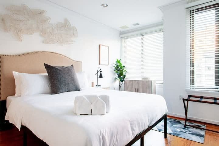 Understated, Elegant and IDEAL! / Downtown Designer Units with 2 Units and 4-BRs / Walk to The White House & National Mall — Washington DC, DC — vacation rental