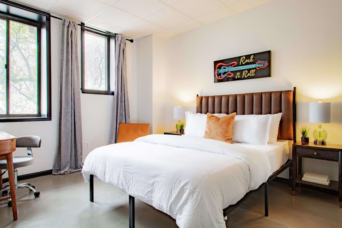 DC Rocks!! 2-Bedroom Digs in Refurbished Historic "Gaslight Building" // 2 Blocks to the White House! — Washington DC, DC — vacation rental