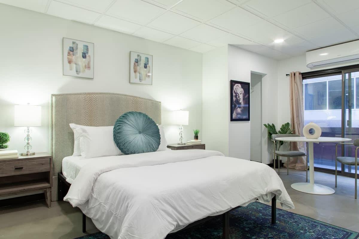 "Marilyn's Powder Room" in Historic Speakeasy — Washington DC, DC — vacation rental