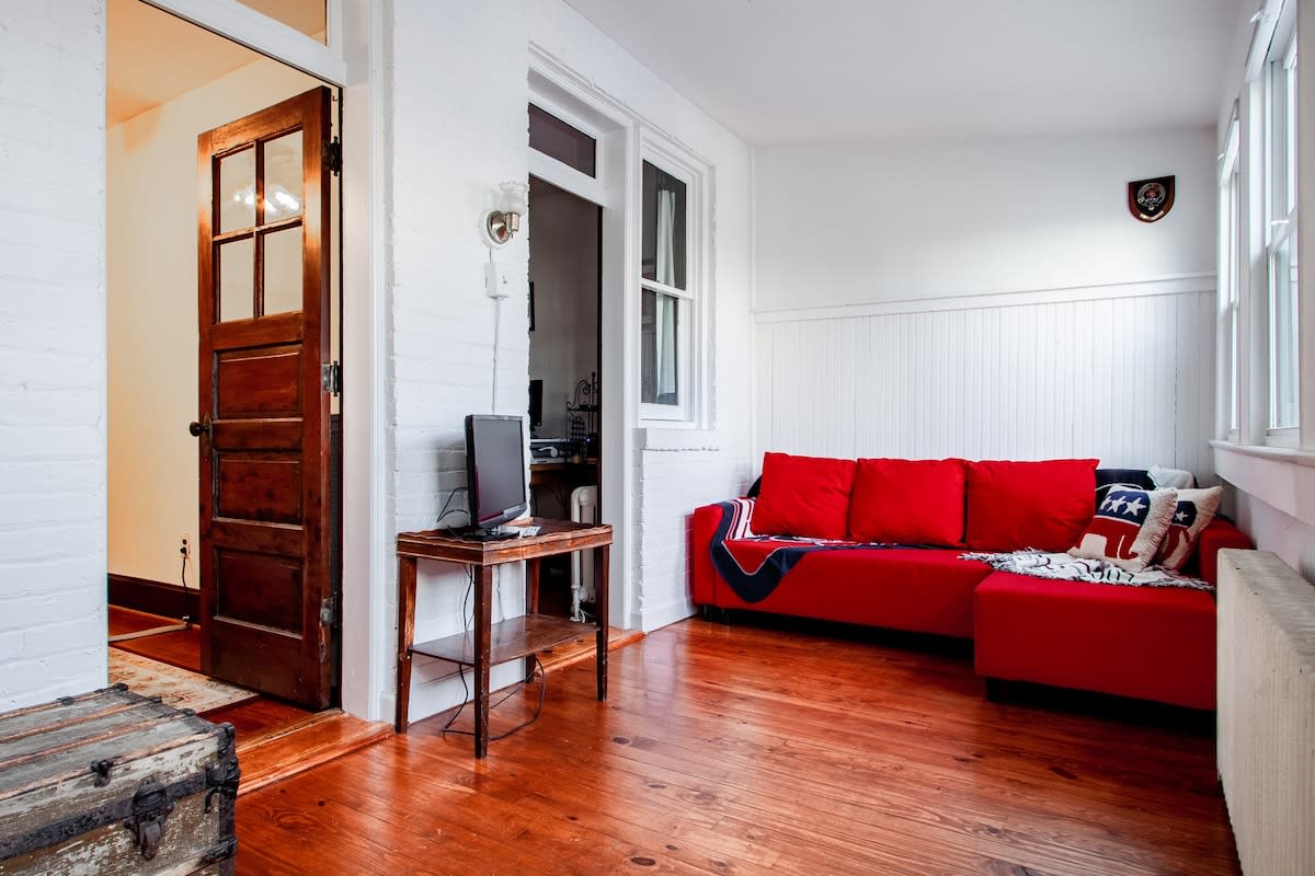 ✢ The E St Retreat ✢ Lovely 3-BR Nestled between H St & Eastern Market ✢ — Washington DC, DC — vacation rental