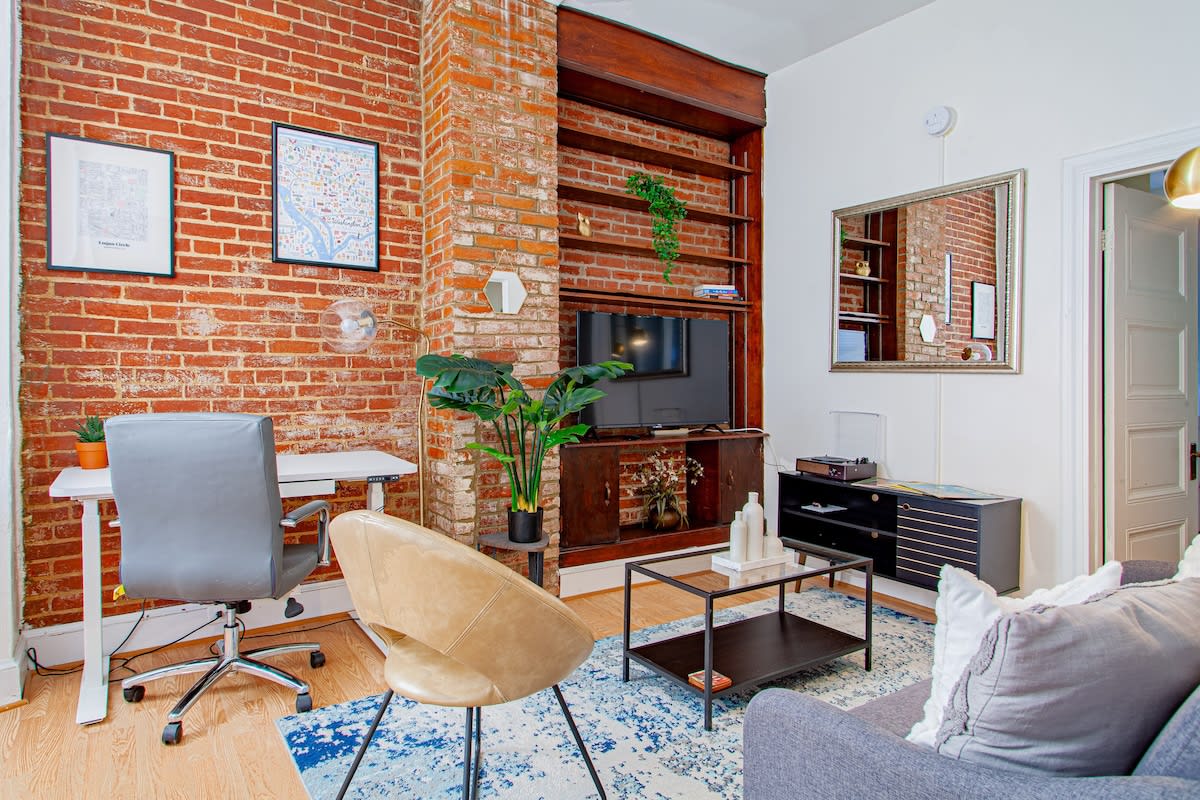 Classy 1-BR Flat Nestled Between Dupont & Logan — Washington DC, DC — vacation rental