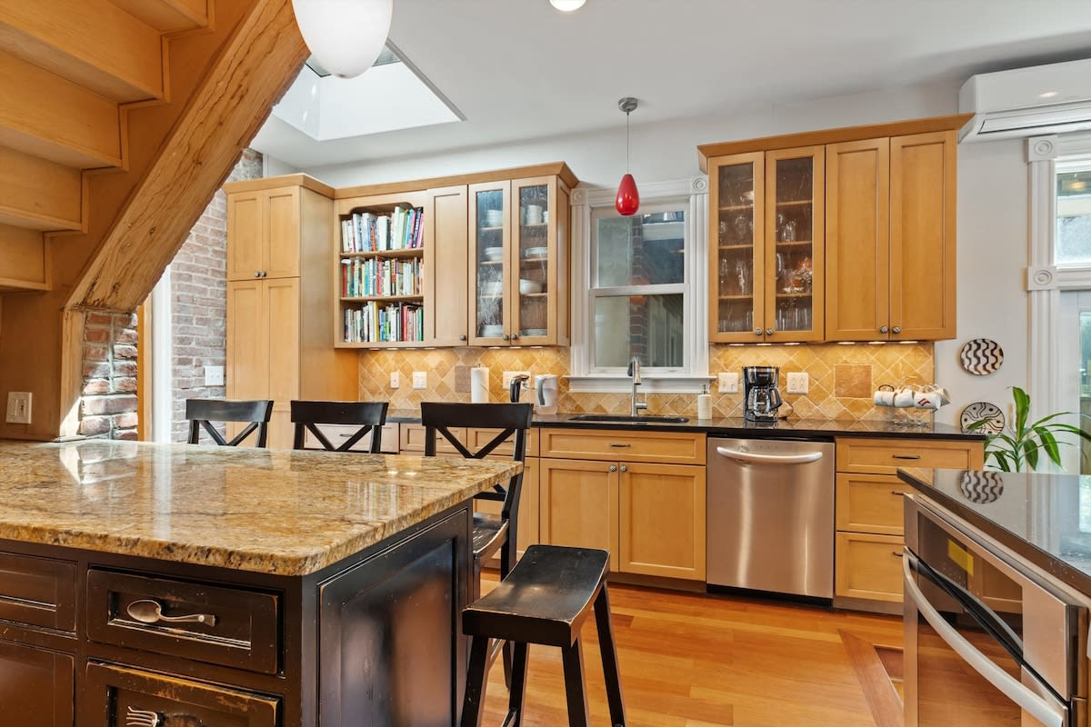 Historic Solar-Powered Townhouse, Walk to - Foto 13