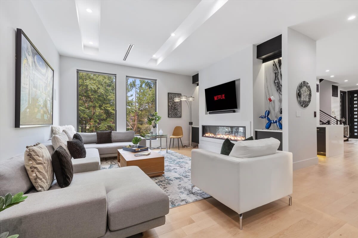 Top of The Hill / Luxury Clarendon 4-BR Homestay