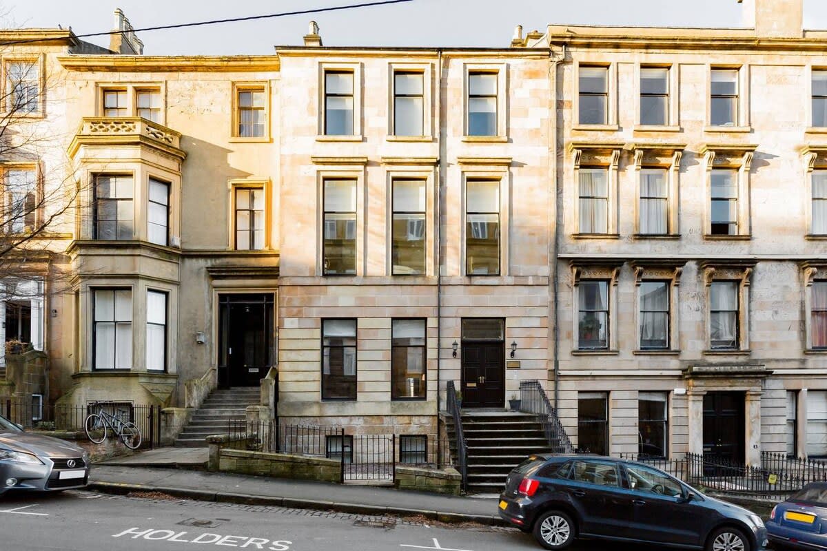 Elegant 2 Bedroom Apartment in West End in 12 Cecil Street G12 8RQ - Property image 53 - VivreStays