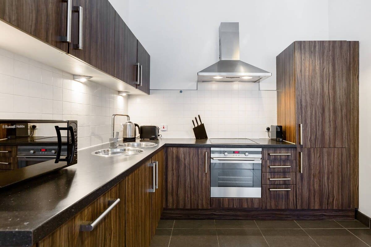 Elegant 2 Bedroom Apartment in West End in 12 Cecil Street G12 8RQ - Property image 35 - VivreStays