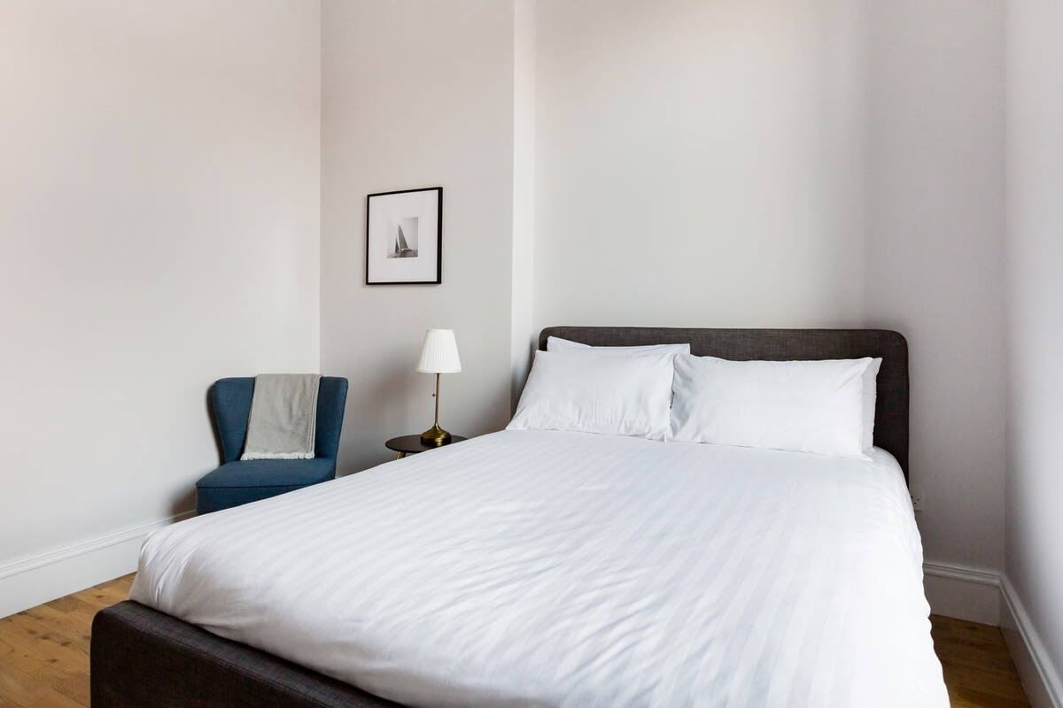 Elegant 2 Bedroom Apartment in West End in 12 Cecil Street G12 8RQ - Property image 23 - VivreStays