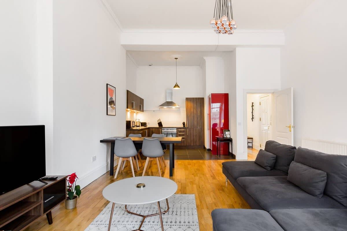 Elegant 2 Bedroom Apartment in West End in 12 Cecil Street G12 8RQ - Property image 49 - VivreStays