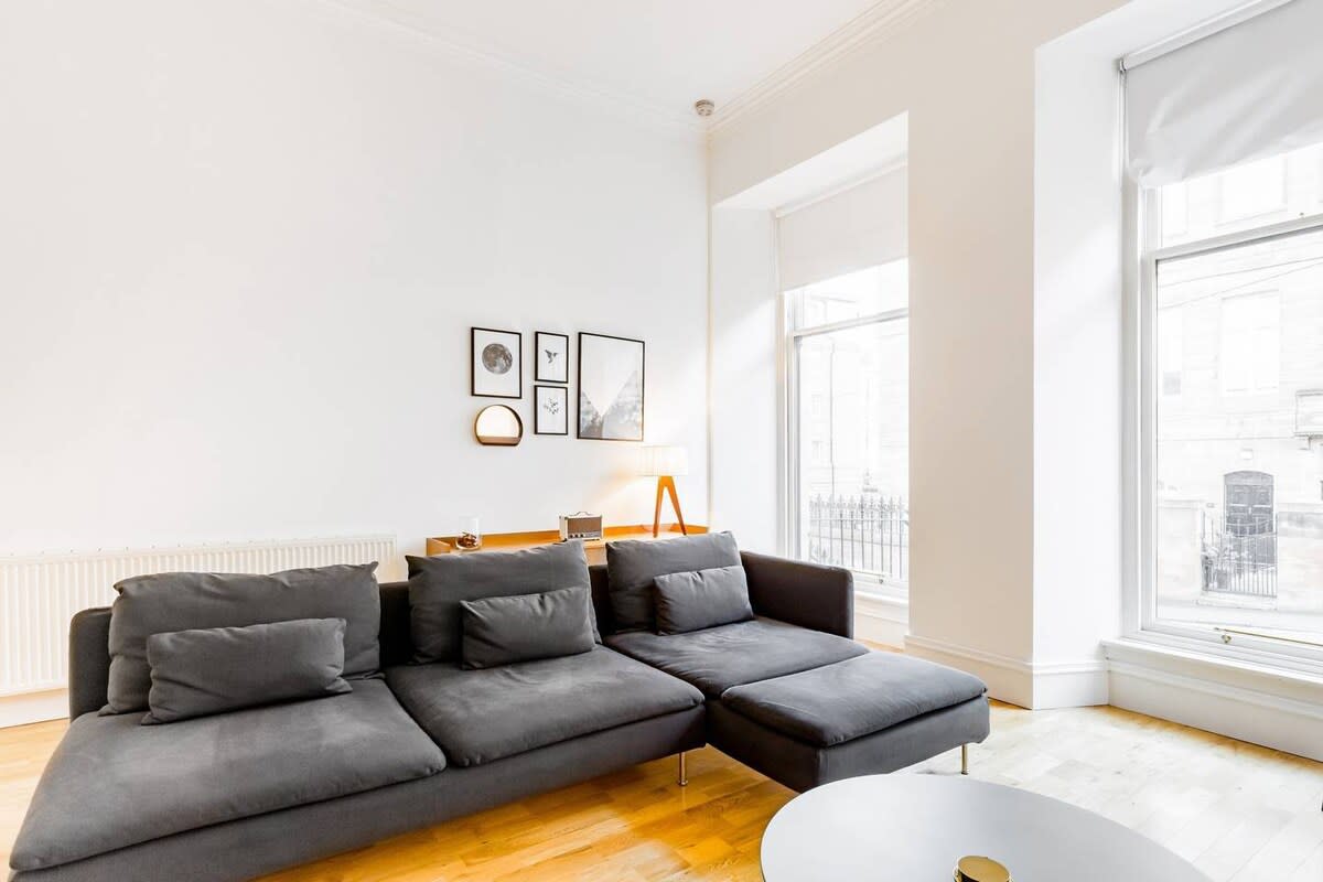Elegant 2 Bedroom Apartment in West End in 12 Cecil Street G12 8RQ - Property image 41 - VivreStays