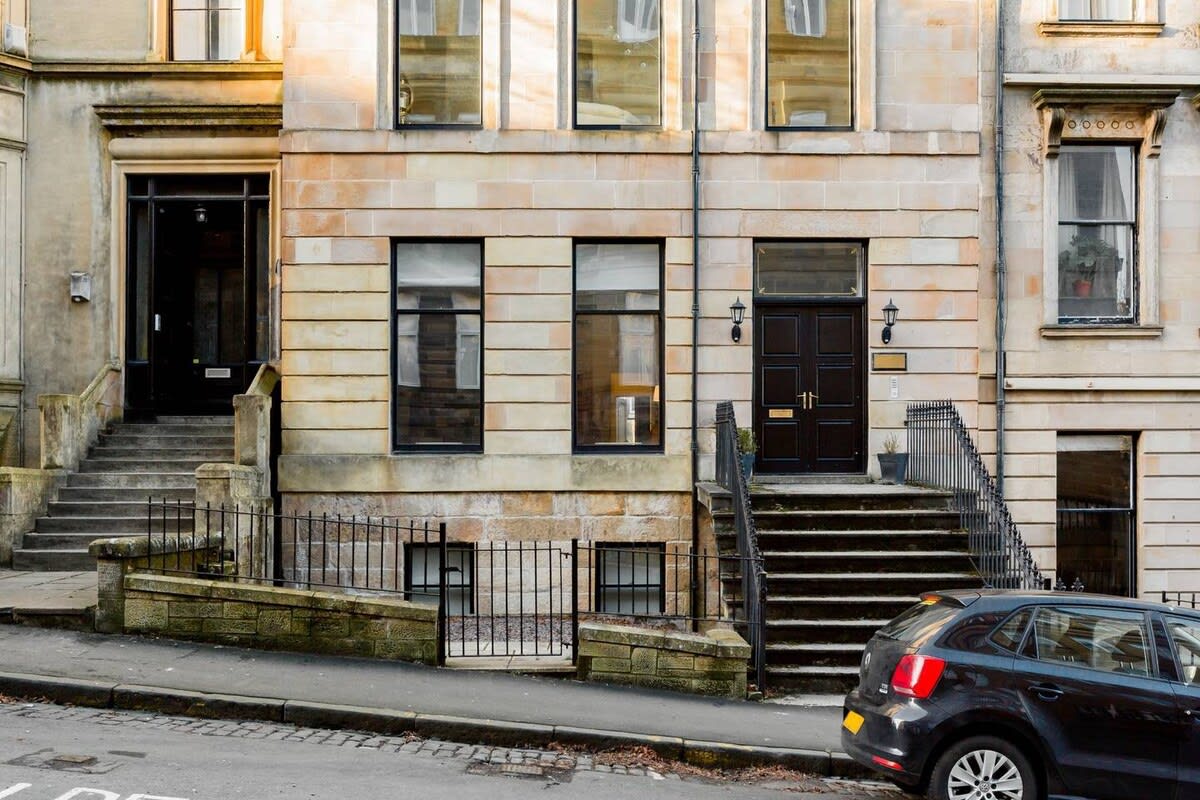 Elegant 2 Bedroom Apartment in West End in 12 Cecil Street G12 8RQ - Property image 54 - VivreStays
